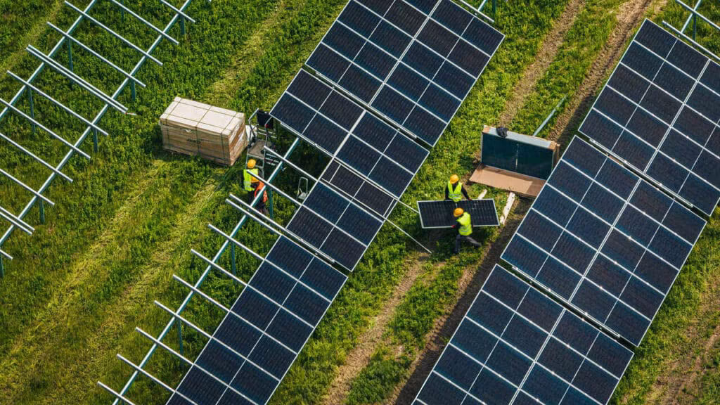 Montaż paneli fotowoltaicznych Electrum.