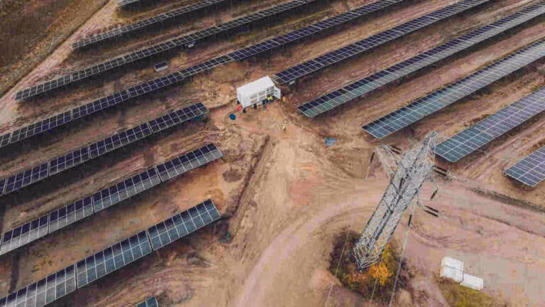 Panele PV na farmie fotowoltaicznej.