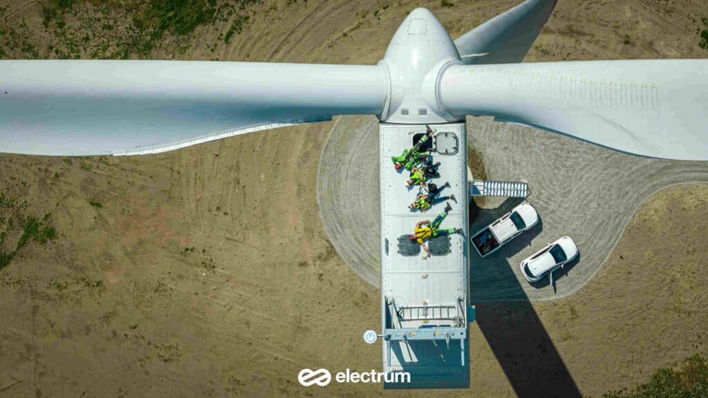 Electrum wind turbine technicians on the turbine