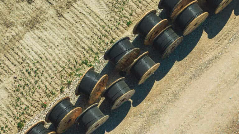 Kable na farmie fotowoltaicznej.