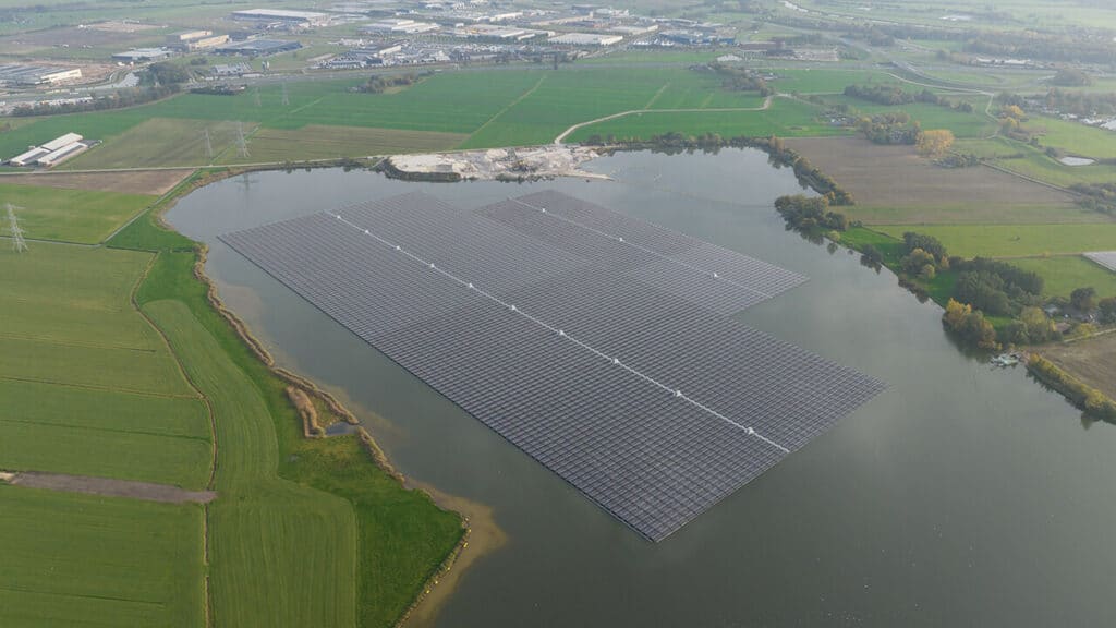 Fotowoltaiczna farma pływająca widoczna z lotu ptaka.