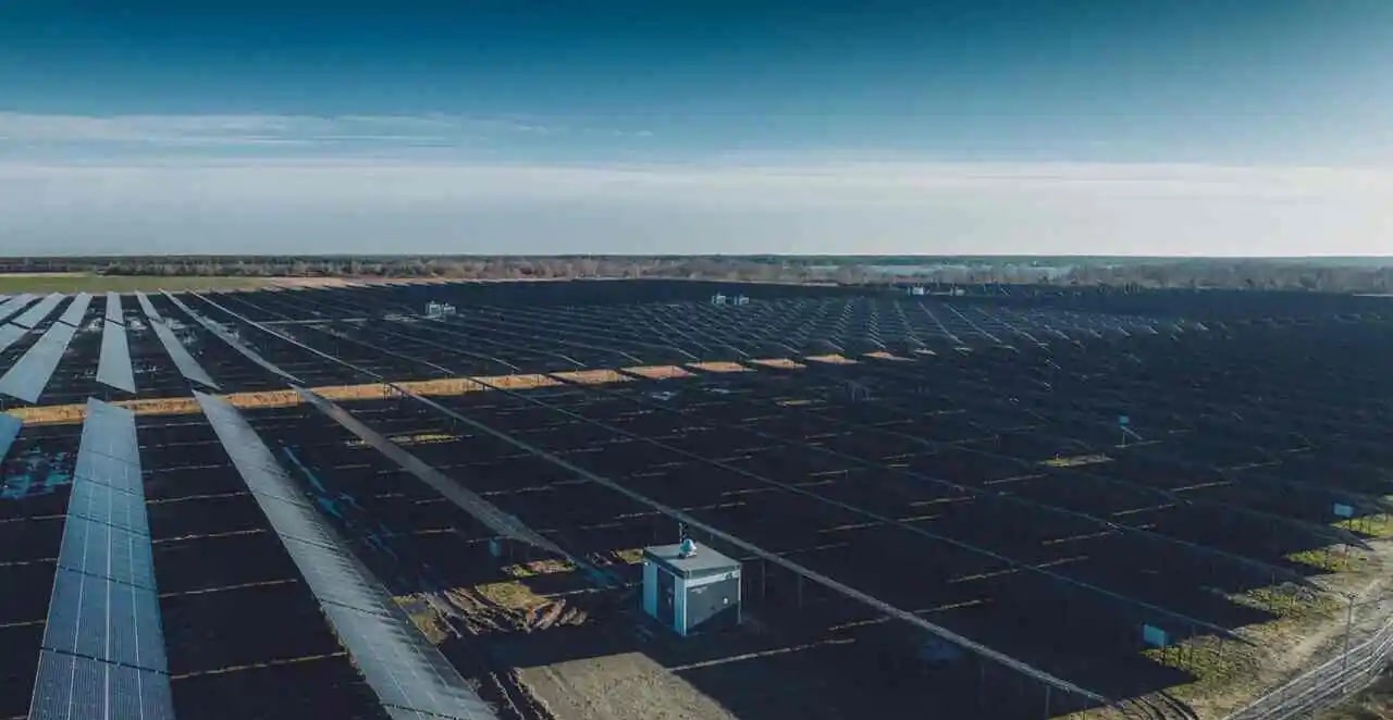 Grunt z magazynem energii i fotowoltaiką. Zdjęcie Electrum.